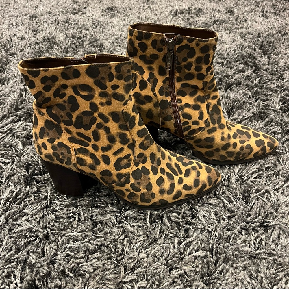 🌺NWT BLONDO LEOPARD PRINTED BLOCK HEELS SIZE 9🌺